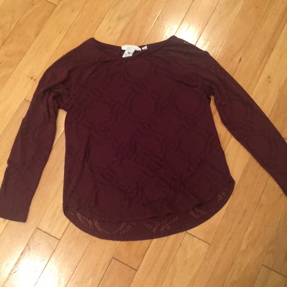 NWOT H&M long sleeve tee w cutout pattern detail💜
